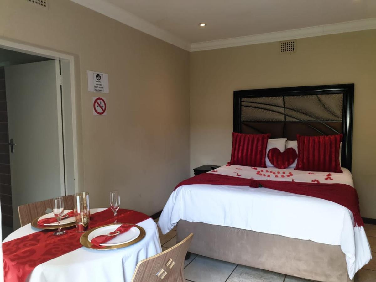 Suits Guest House & Bar Carletonville Kültér fotó