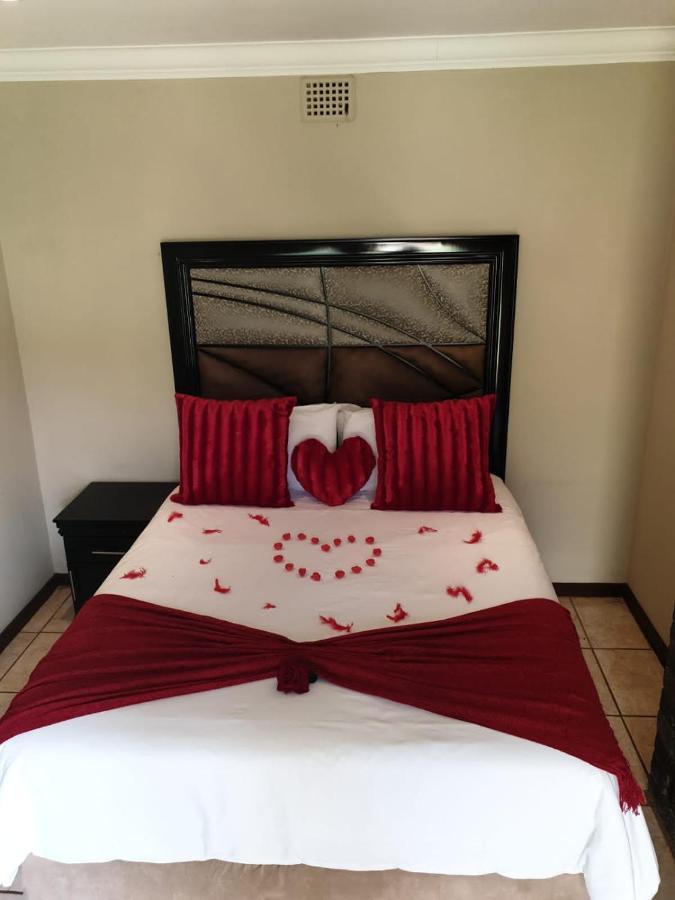 Suits Guest House & Bar Carletonville Kültér fotó