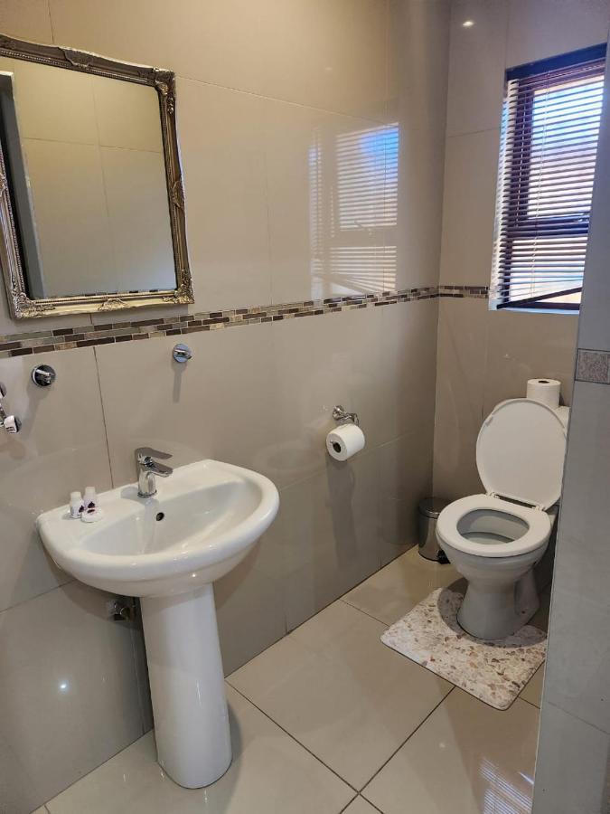 Suits Guest House & Bar Carletonville Kültér fotó