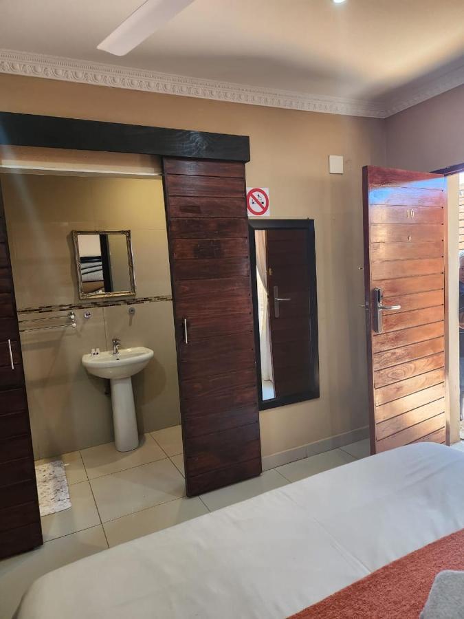 Suits Guest House & Bar Carletonville Kültér fotó